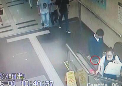 已婚男子两次偷拍裙底均被拘留 称工作压力太大