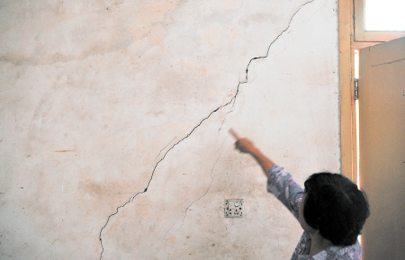 居民彭细华家墙体开裂非常明显。