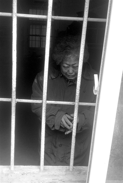 昨日，被关在“训诫中心”的张凤梅失声痛哭。