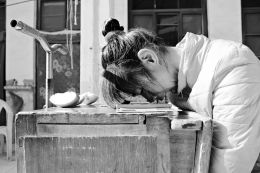 郭向鸽用鼻尖点击手机，回复顾客的留言，比起电脑，她觉得手机屏幕小，打字更方便