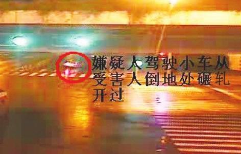 肖某驾驶小车经过时将小朱碾轧，并拖行了近两公里