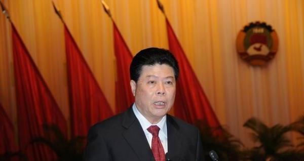 落马官员退赃时当众掌掴妻子:你怎么能收人钱