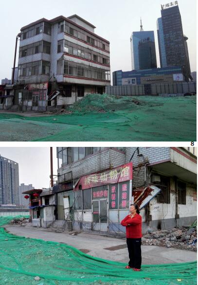 p51-65 岁的韩老太太是别人眼中的“钉子户”，至今仍居住在断水、断电的老宅中。她的房产占地面积3 分多，建有楼房4 层，按照补偿标准可以拿到400 余万元补偿，但她还是担心以后的日子没着落，称要继续坚持下去。在她房子的右后侧，是亲贤社区旗下千禧集团的豪华办公楼。