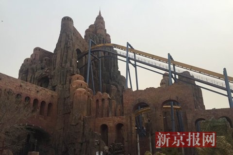 北京欢乐谷景区过山车。新京报记者卢淑婵摄