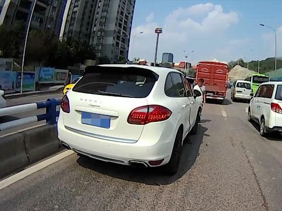 货车违规变道撞伤保时捷 驾驶员一盘子损失十万