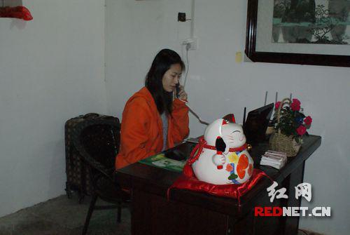 工作人员正在接听电话。