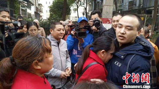 湖南父子失散十载团聚才知“近在咫尺”（图）
