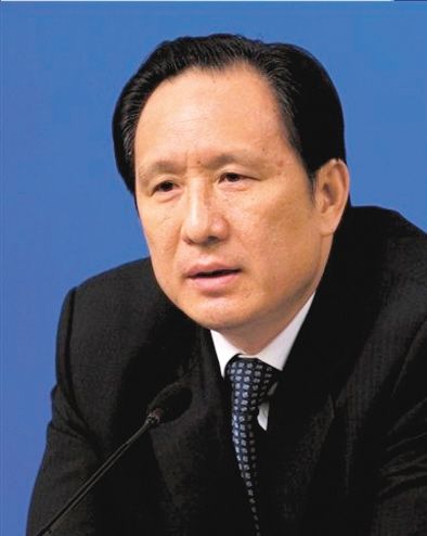 张曙光 1956年12月出生，1982年毕业于兰州交通大学车辆专业，教授级高工。先后在上海、沈阳、北京铁路局、京津城际铁路公司、高速铁路公司筹备组和铁道部运输局等单位任职，曾任铁道部副总工程师兼运输局局长，客运专线（高速铁路）副总设计师，多所大学兼职教授，铁路专业技