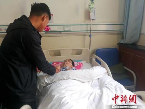 杨红燕正在医院接受治疗。　高庆国 摄