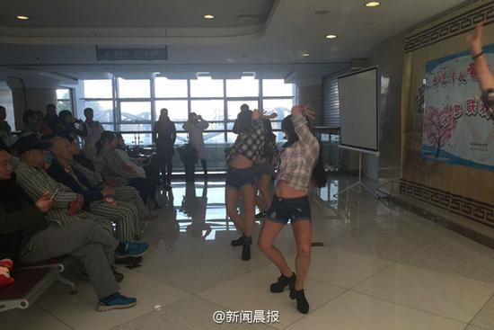 图为医院联欢现场。