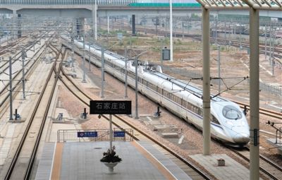 昨日，一辆动车组列车驶入石家庄新客站。今年7月1日零时起，中国铁路将再一次调整运行图，全国开行旅客列车总数达到2447对，其中动车组列车1330对，成为“主力军”。新华社发