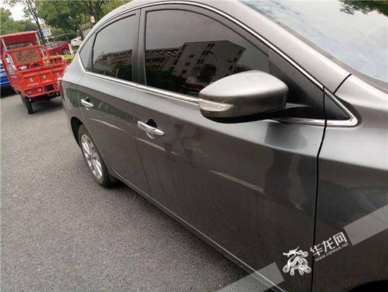 女司机倒车倒不出来 一怒之下划伤“挡道车”