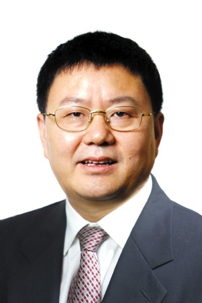 何华章 成都人，北京师范大学历史系毕业，1993年自筹资金创办《成都商报》，后担任成都日报报业集团党委书记、总编辑。2002年底，何华章转入政界。