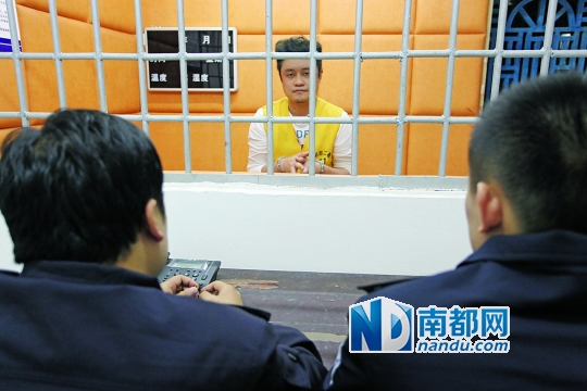 格祺伟接受警方审讯。警方供图