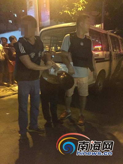 警察将嫌疑男子成功控制。南海网记者姜飞摄
