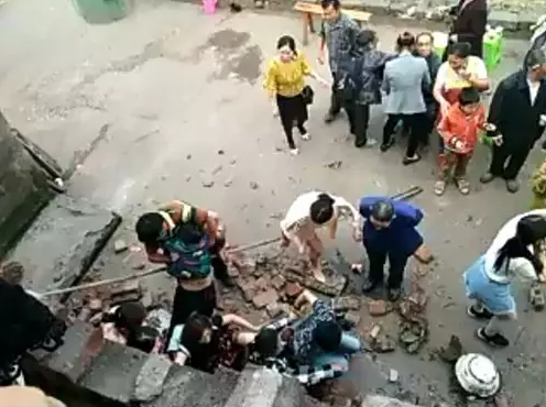 亲友抢红包致7人坠楼楼房栏杆年久腐朽被众人挤垮