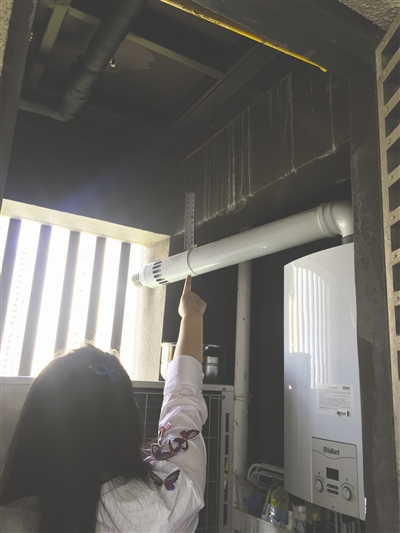 甘女士指认储物间内排水故障引起的漏水