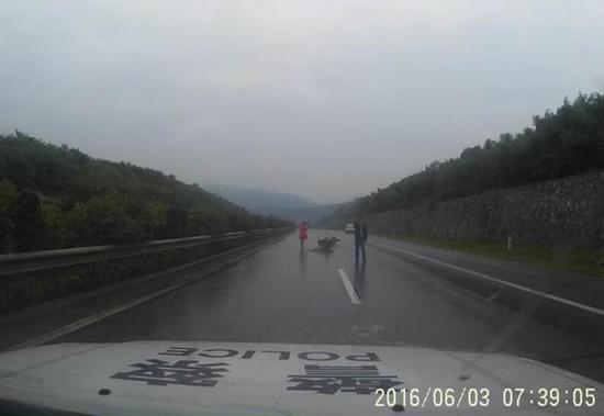 离婚路上丈夫主动救人。警方供图