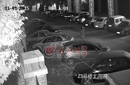 监控拍下张某深夜砸车经过（视频截图）。