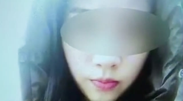 最近,长沙市民吴先生接到一条求助短信,对方声称自己名叫琪琪,是长沙某校的女大学生,她的母亲身患重病无钱医治,希望能够得到“好心人”的救助,并愿意出卖自己的人生“第一次”作为回报。接到短信的吴先生格外惊讶,一个女学生如果不是走投无路,怎么会想通过出卖“初夜”来换取救助呢?好心的吴先生赶紧联系经视大调查记者,想要帮帮这个女孩。