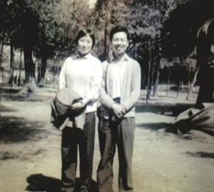 老人8年如一日照料瘫痪妻子：她没好 我不敢变老