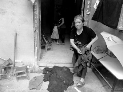 　侯见志的母亲拿出老伴受伤时穿的血衣。