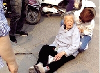 一位女士默默扶着老人的后背