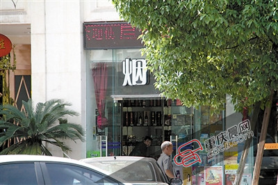 一些烟店老板认为,短期内还看不出香烟涨价对销售有多少影响。城区一处烟店。 记者 张梁 摄