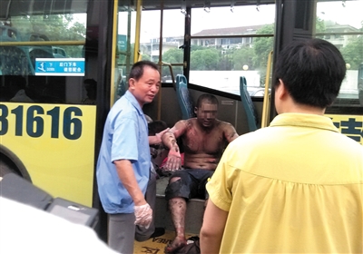 伤者正在被送往医院救治。图/CFP