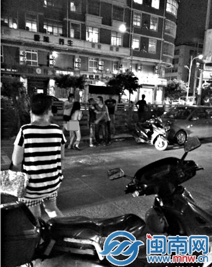 石狮一女子当街被扒光暴打 女子否认是“小三”