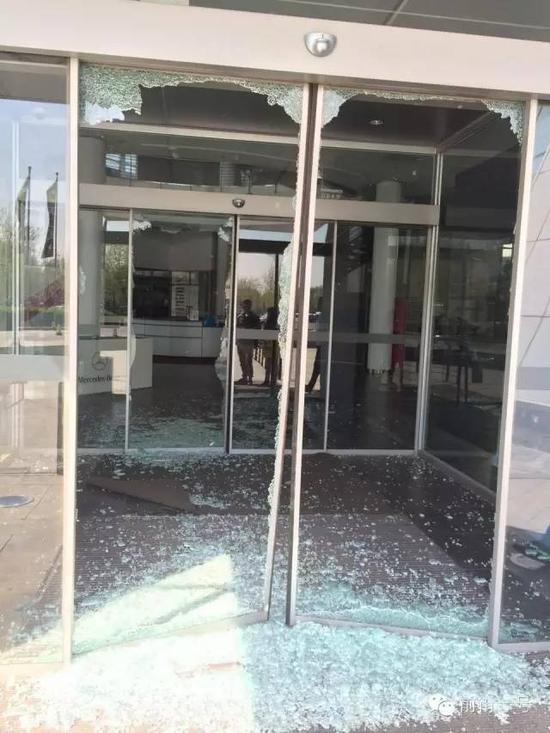 ▲被砸碎的梅赛德斯－奔驰（北京）中心玻璃大门