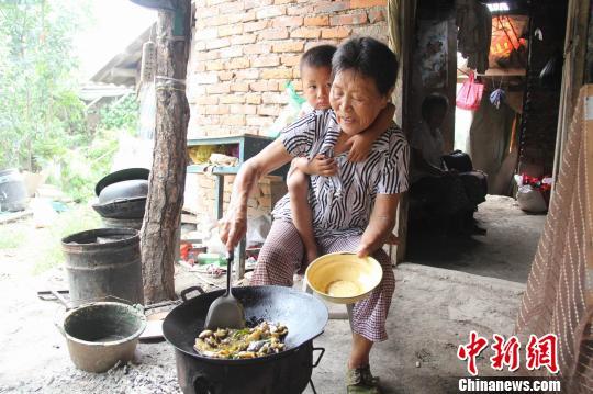 湖北七旬老太拾荒赡养九旬养母 荒坡蜗居20年 