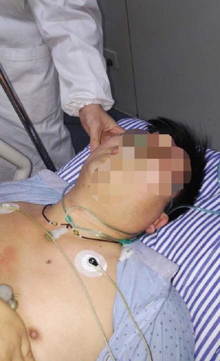 夫妻为谁起来开大门争执 老公用充电线上吊