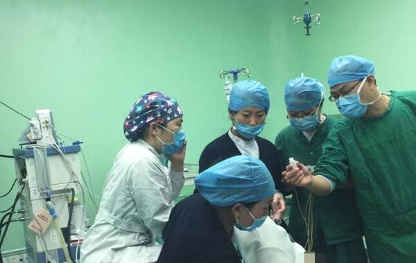 怀胎生子，这是人之常情，但这个过程对于体重达到230斤的江苏宿迁叶女士来说却是一件惊心动魄的事情。幸运的是她在宿迁市妇产医院20名医护人员的保驾护航下，坐着进行了剖腹产，过程中医护人员一直跪着为她接生。