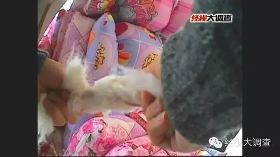 殡仪馆火葬场售卖死人衣 转手做成“黑心棉”