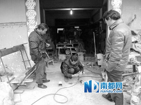 村民靠在苏道成工作室门口围观。陈显玲摄