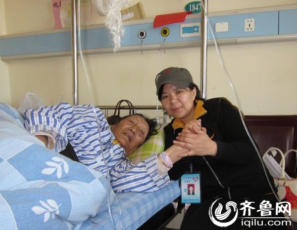 玉树地震期间在西宁红十字医院与藏族地震伤员在一起。