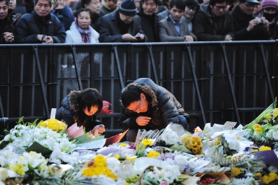 昨日下午,上海市民陆续来到陈毅广场点燃蜡烛哀悼踩踏事件遇难者。新京报记者 吴江 摄