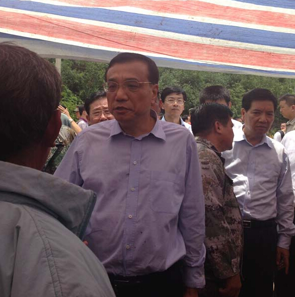 走进帐篷，总理就握住蔡官耀的双手说：“不行，这个帐篷太简易了”。说完这句，叮嘱蔡官耀，“不能回家住”。