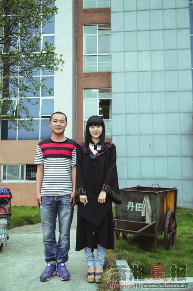 林科大男生和百余女生合影。@Lisa：这招不错，留下美好的回忆。