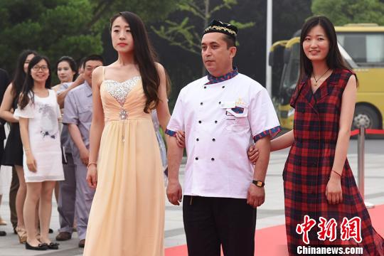 毕业生们手挽大厨走红毯。 高远 摄