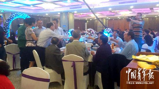 程家在5月18日中午举行了第三次婚宴。 本报记者卢义杰摄