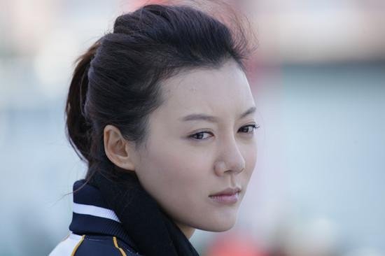 35岁被50亿富豪抛弃，拿了3亿分手费，如今生活成这般模样！