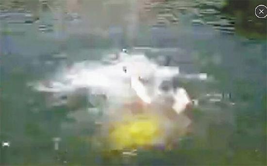 透过水面只能隐约看到程先生的双脚和游泳圈。