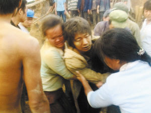 一名伤员被从废墟中救出