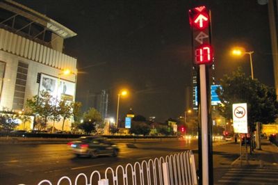 解放路与曲阜路交口的LED交通信号灯。这是武长顺在2012年发明的信号灯。制造单位为天津市正直智能交通设施制作安装有限公司。 新京报记者 周清树 摄