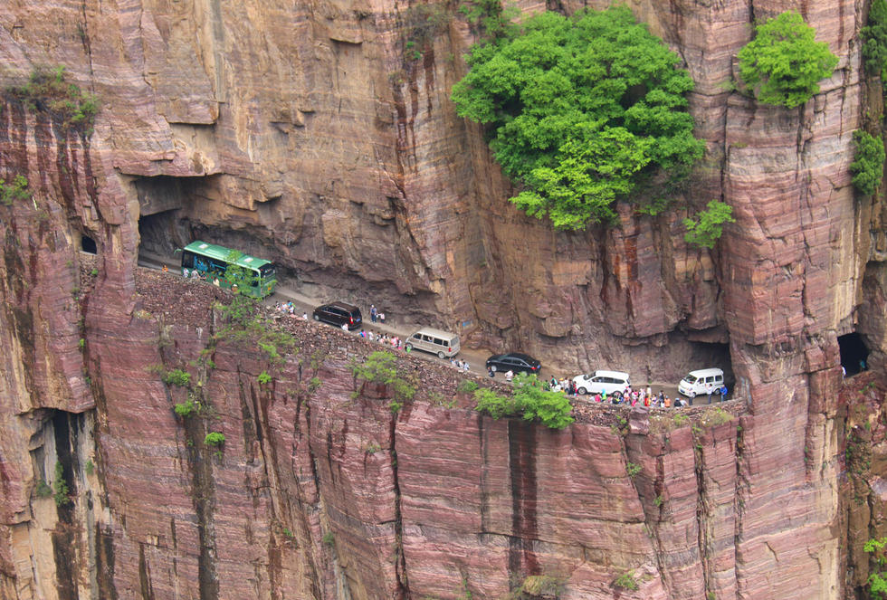 　　太行山大峡谷中的“绝壁长廊”位于河南省辉县市境内，这曾经是郭亮村通向外界的唯一通道，目前已成为太行山峡谷的著名旅游景点。