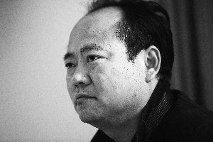 包工头杨永向记者讲述他的遭遇。新华社发