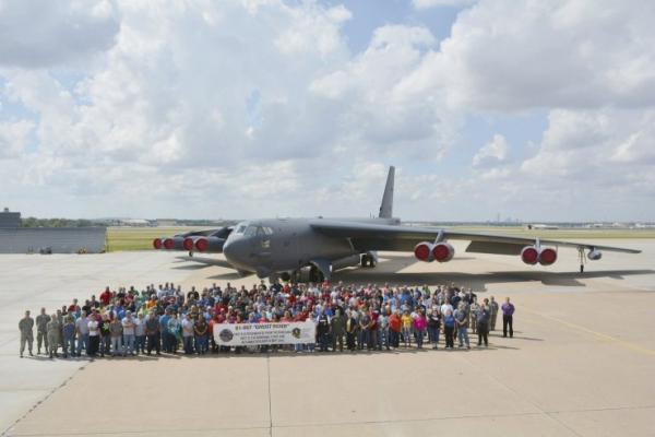 如此节俭:美空军翻新55岁高龄B-52轰炸机重新入役