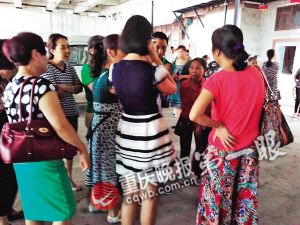 ▲美岑(穿黑白相间裙子者)被妈妈们围住